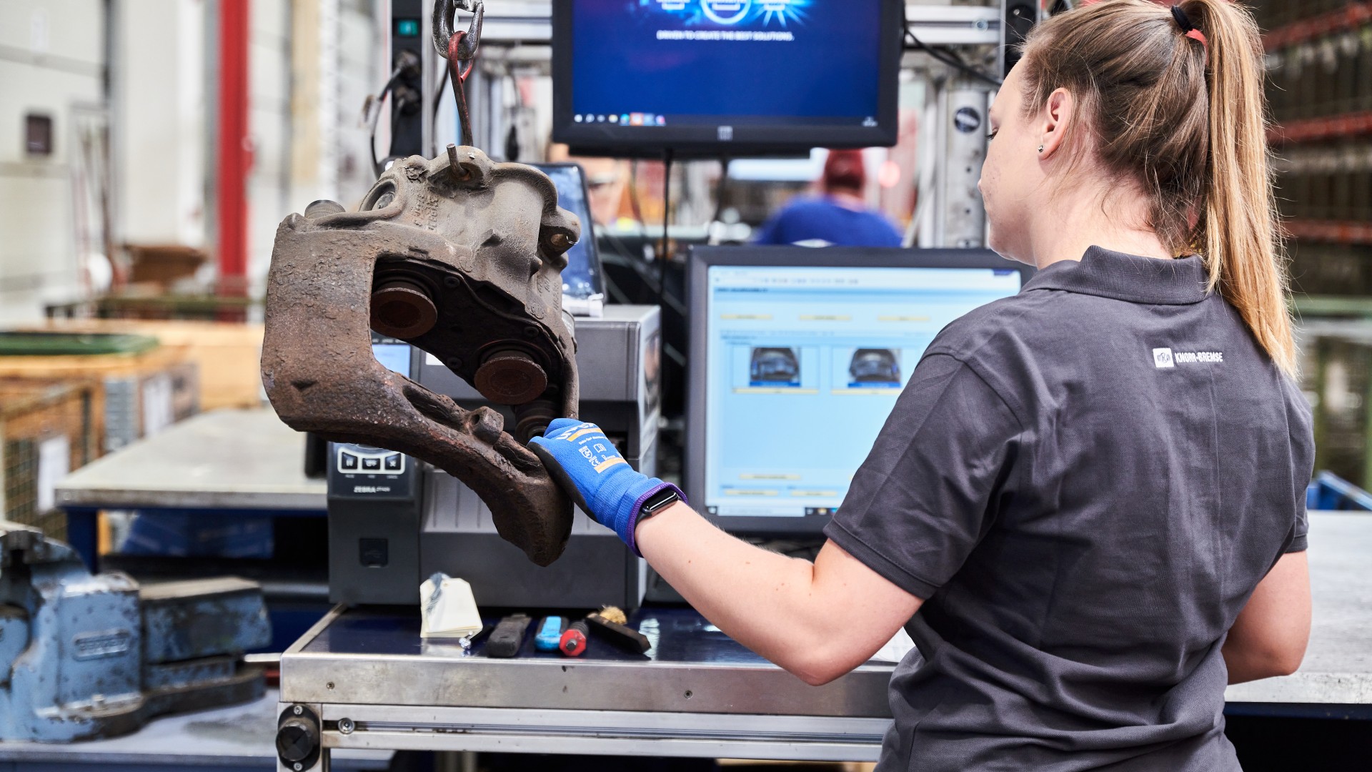 Inspection and reconditioning of a remanufactured brake caliper at a digital remanufacturing workstation at the Knorr‑Bremse plant in Liberec