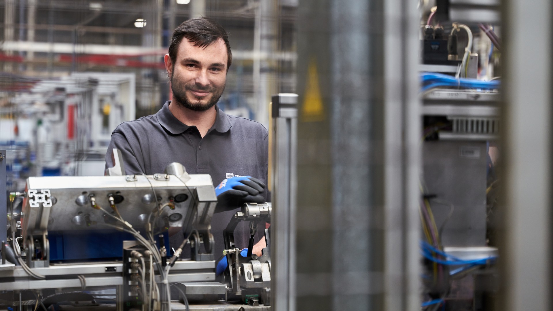 Industrial reconditioning of a commercial vehicle component at an automated remanufacturing system at the Knorr‑Bremse plant in Liberec