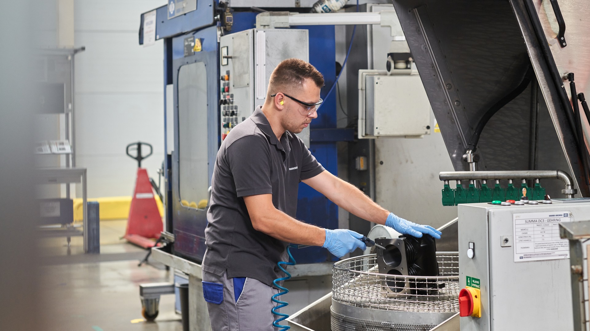 Industrial cleaning of a commercial vehicle component at the Knorr‑Bremse remanufacturing plant in Liberec