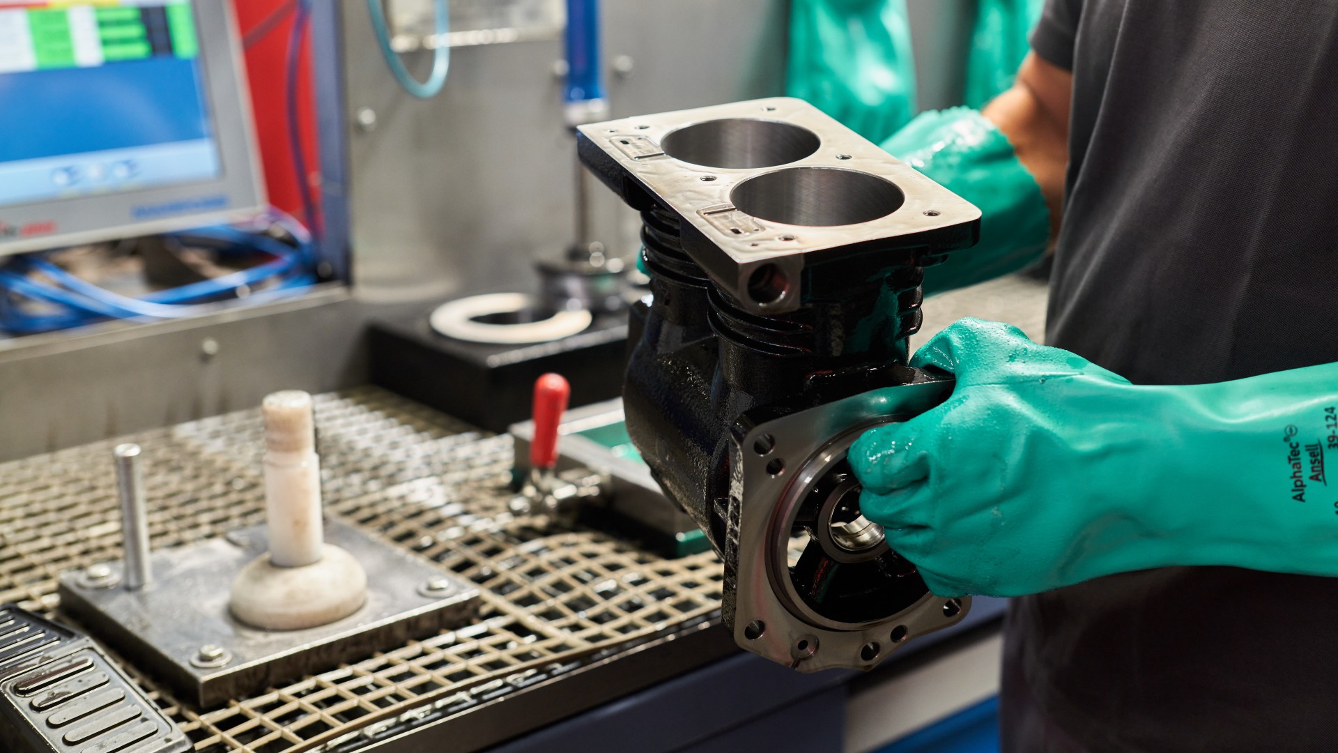 Manuelle Aufarbeitung und Prüfung eines mechanischen Nutzfahrzeug‑Bauteils an einem Remanufacturing‑Arbeitsplatz im Knorr‑Bremse Werk in Liberec