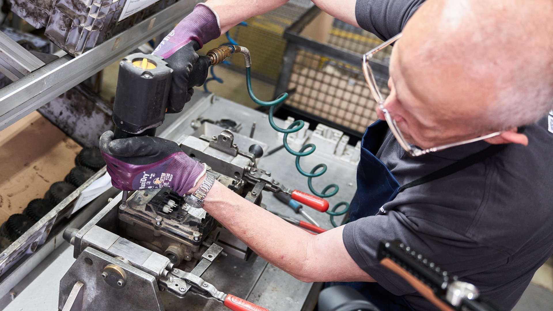 Industrial reconditioning of a commercial vehicle component at a testing and assembly workstation in the Knorr‑Bremse remanufacturing plant in Liberec