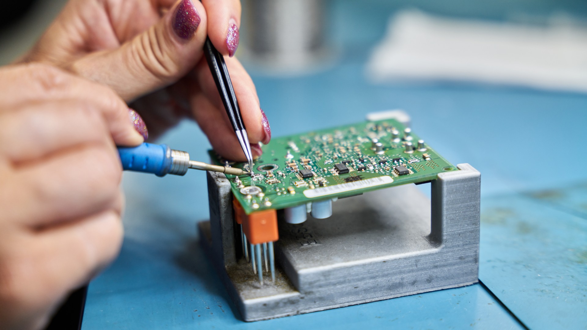 Manual repair and testing of an electronic assembly at a remanufacturing workstation at the Knorr‑Bremse plant in Liberec