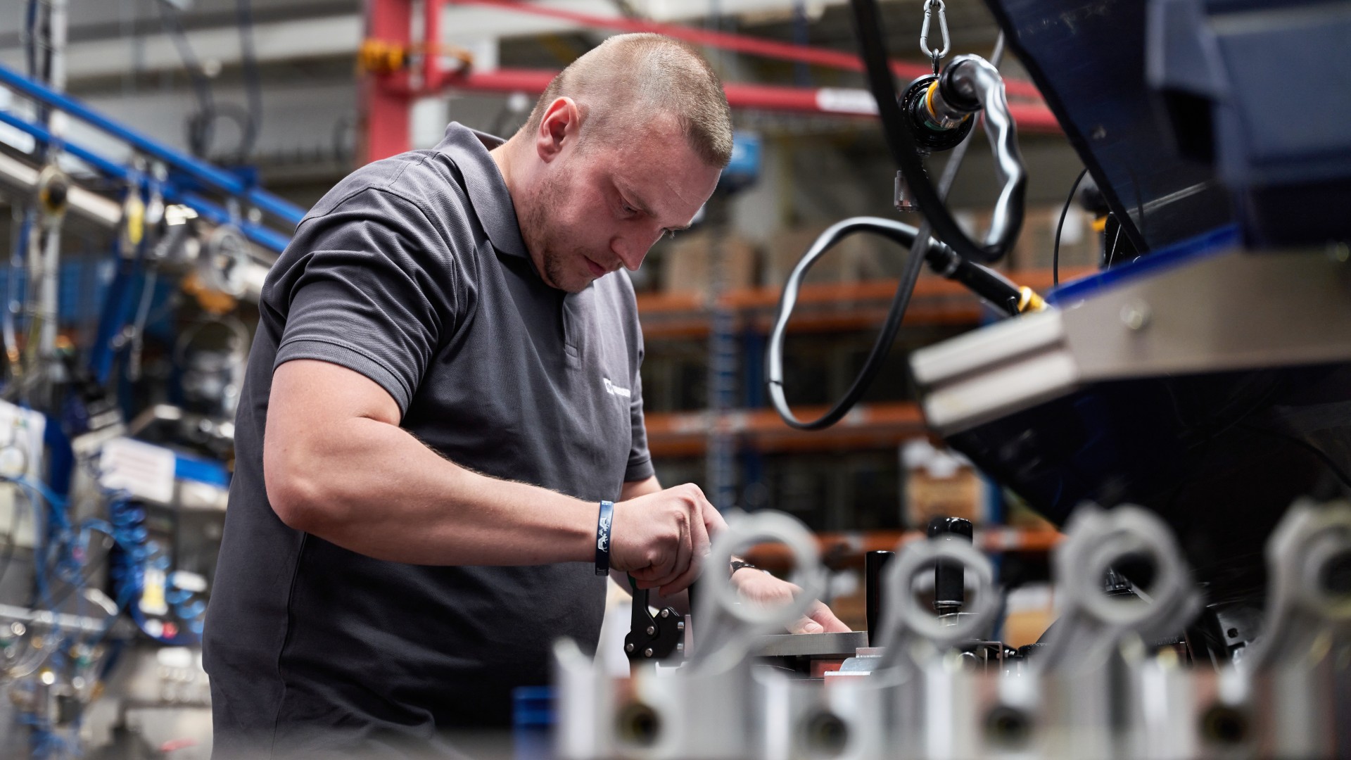 Manual reconditioning of a commercial vehicle component at an industrial remanufacturing workstation at the Knorr‑Bremse plant in Liberec