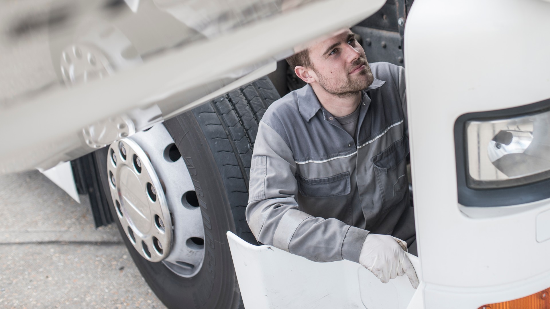Maintenance work on a commercial vehicle in a Knorr‑Bremse TruckServices partner workshop as part of the circular economy