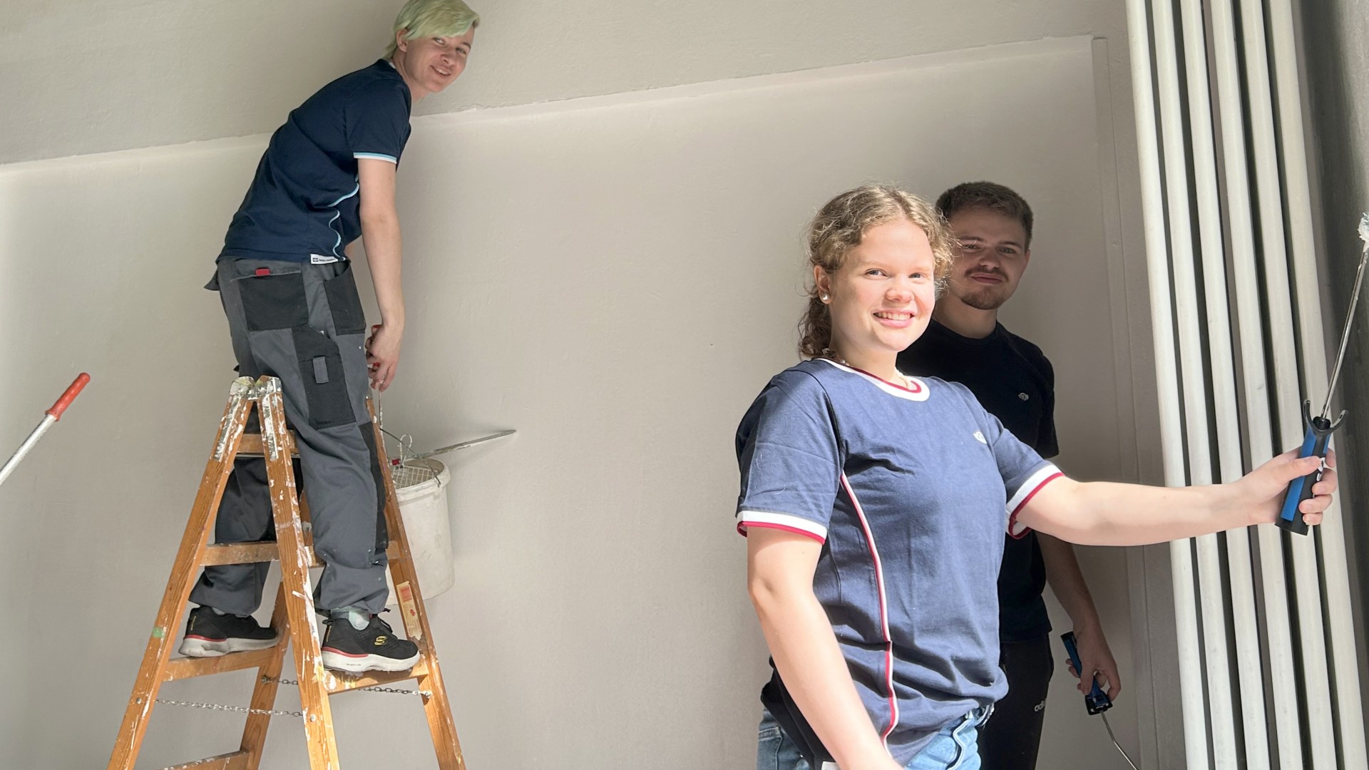Knorr‑Bremse apprentices painting the walls of a youth center at the company’s headquarters in Munich