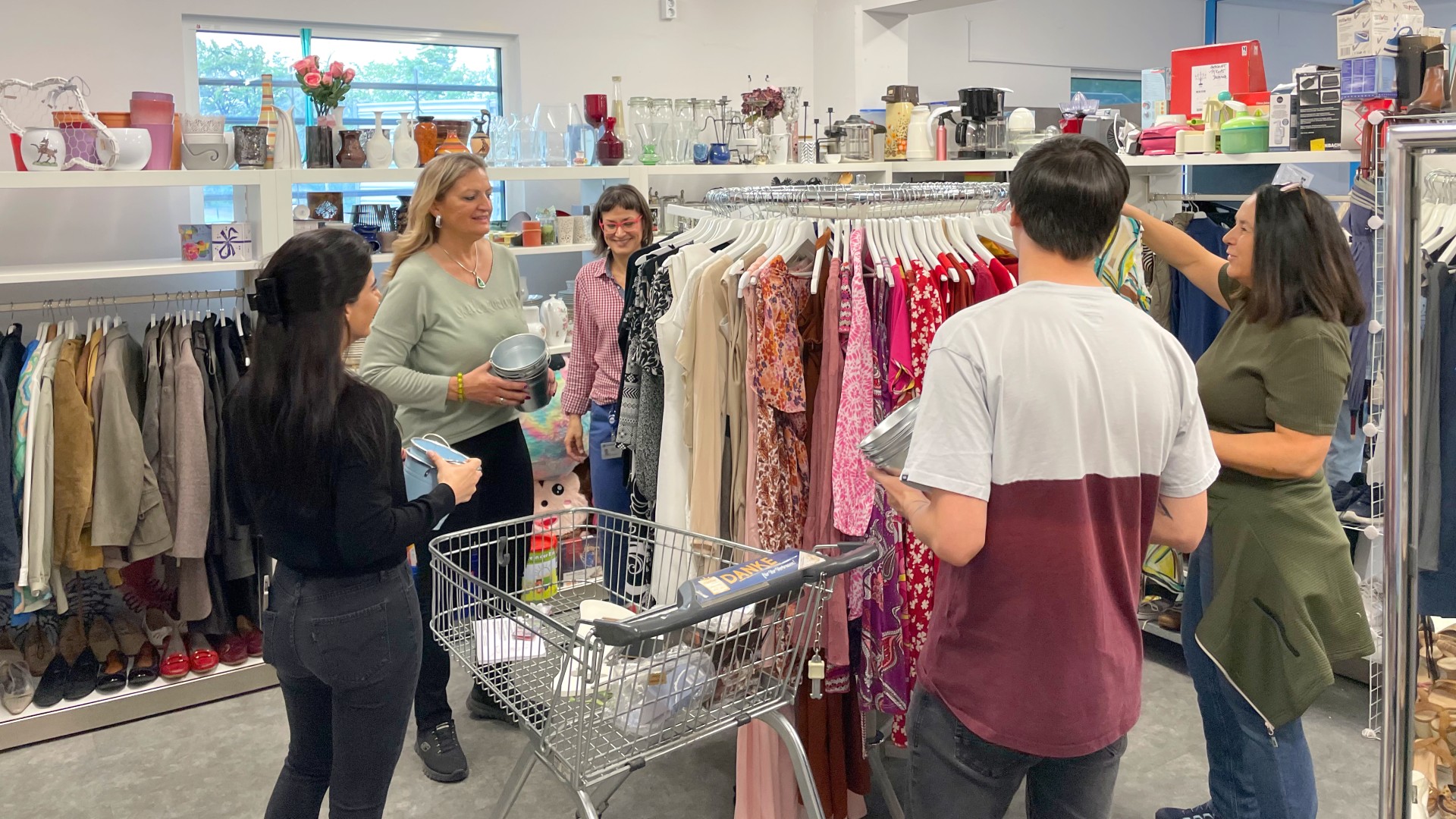 Employees from Mödling at the soogut social market sorting donated clothing and stocking food items