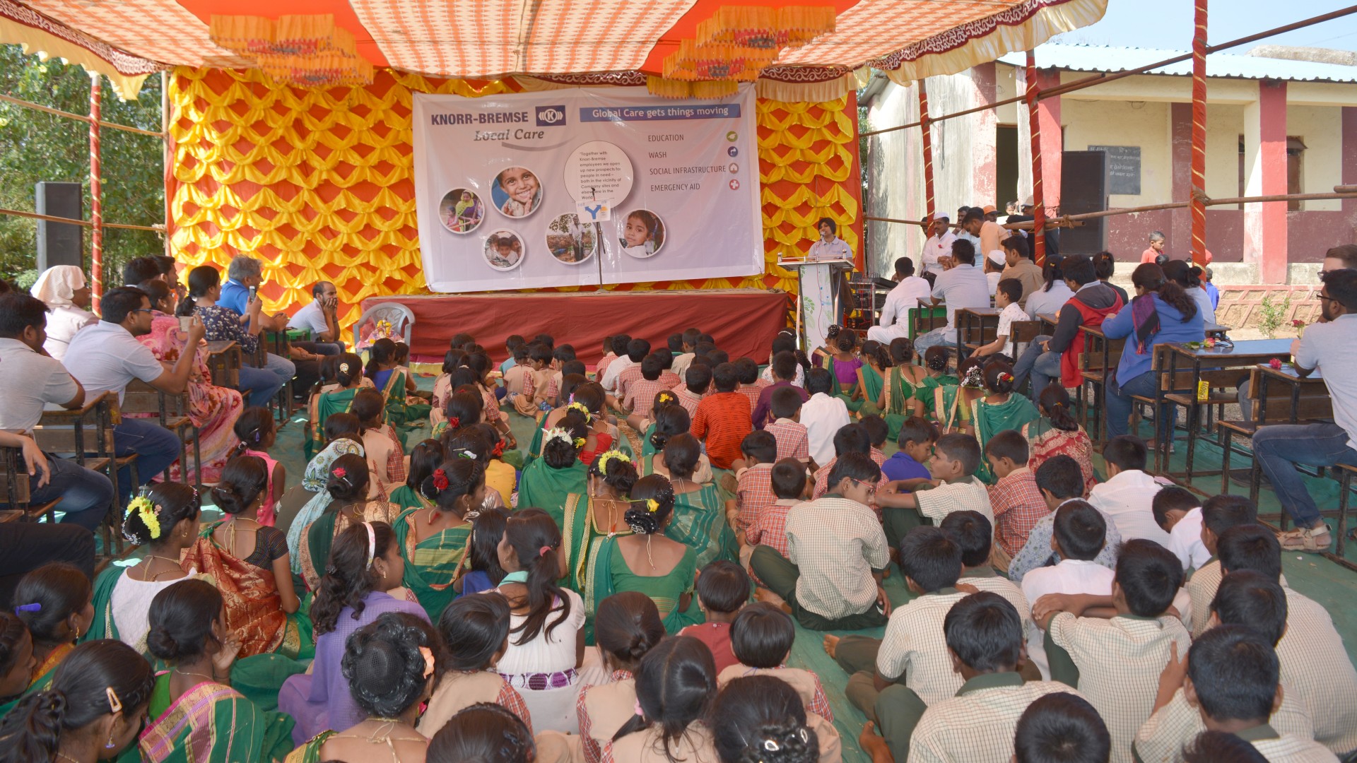 Employees from Knorr‑Bremse Pune support children at a village school as part of an education project