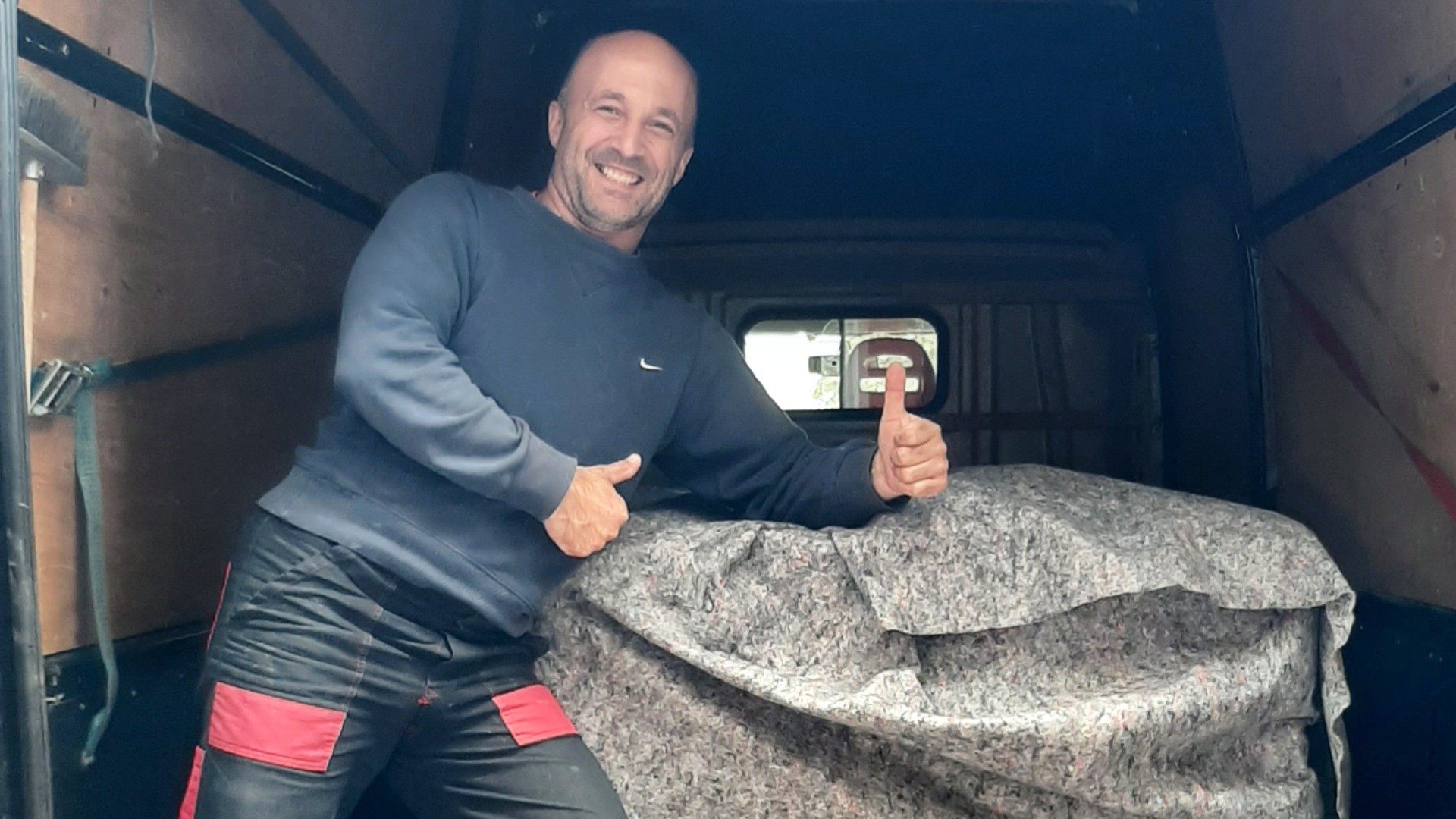 An employee from Stráž nad Nisou loading a van with construction materials and furnishings for a family and community center
