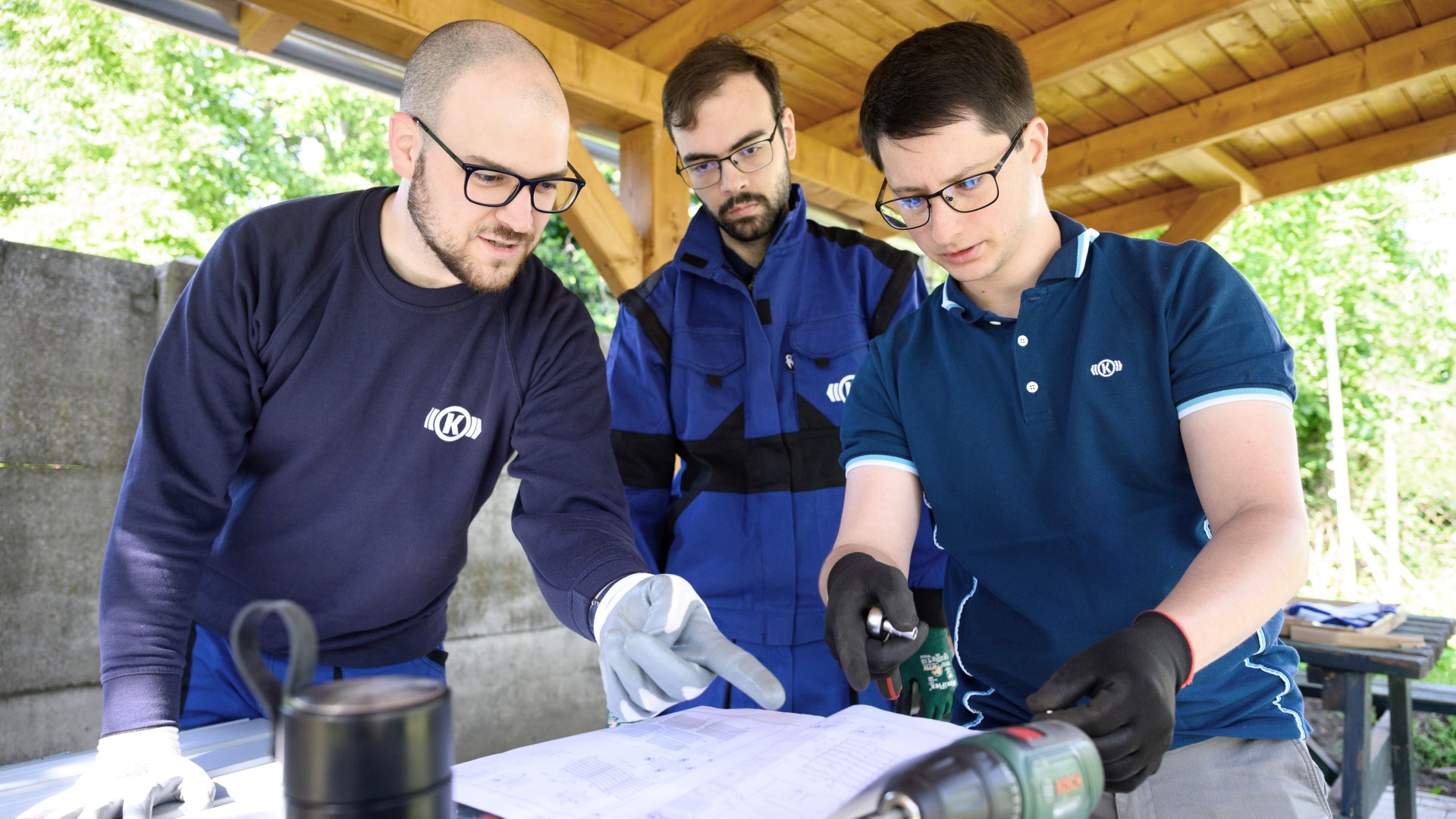 Knorr‑Bremse employees carry out manual work on the terrace of a facility for adults with disabilities